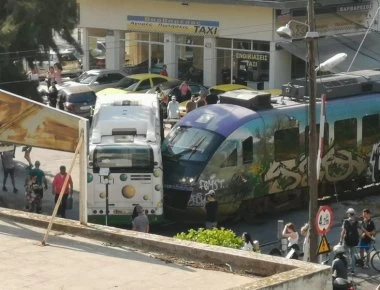 Χάος στην Λιοσίων: Συρμός του Προαστιακού συγκρούστηκε με λεωφορείο! (φωτό, βίντεο)